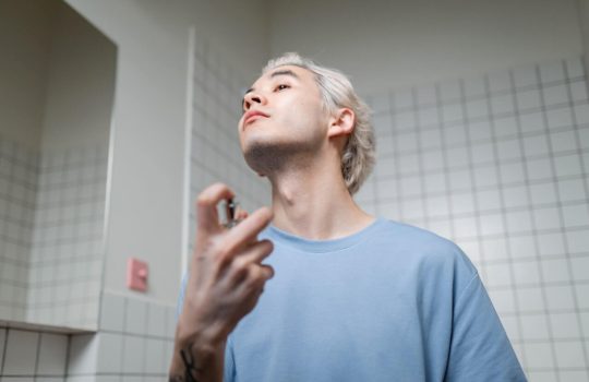 Sposoby aplikowania perfum. Jak używać perfum, by pachniały dłużej?