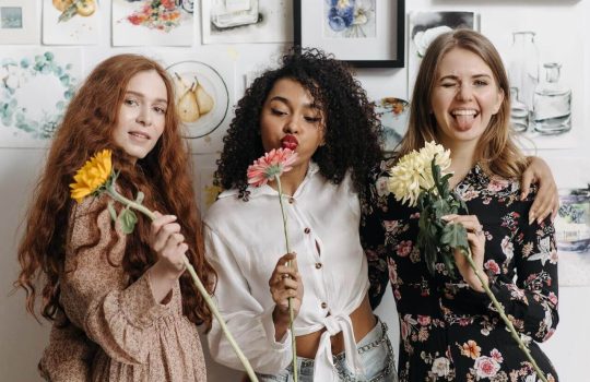 Damskie perfumy na wiosnę – po jakie zapachy sięgnąć?