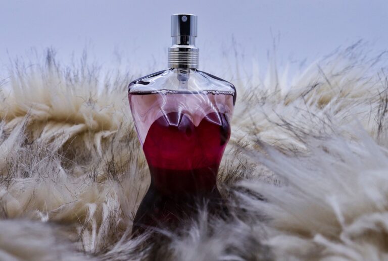 czerwone perfumy w szklanym flakonie - informacje o firmie zapachnisci