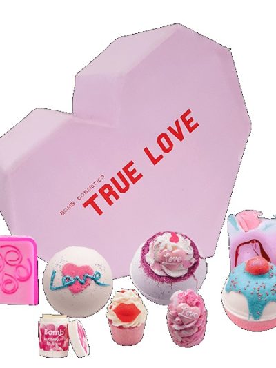 Bomb Cosmetics True Love Gift Box zestaw kosmetyków Kula Musująca 3szt + Mydełko Glicerynowe 2szt + Maślana Babeczka 2szt + Balsam do ust 1szt