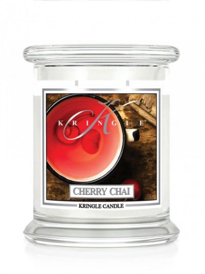 Kringle Candle Średnia świeca zapachowa z dwoma knotami Cherry Chai 411g