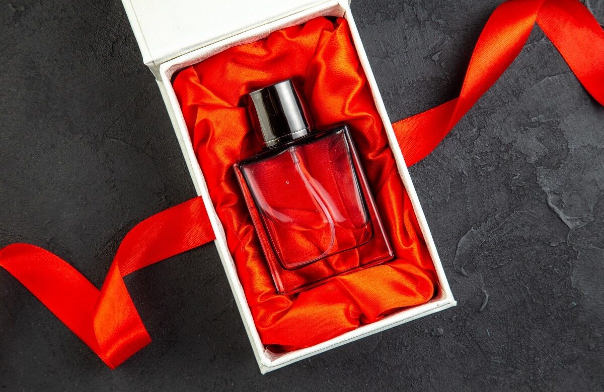Perfumy na urodziny chłopaka – jak je wybrać i dlaczego to doskonały pomysł na prezent?