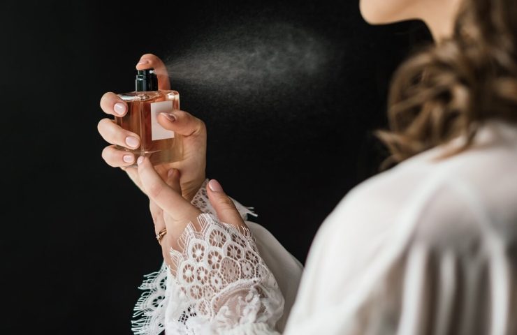 Bardzo trwałe perfumy damskie z ogonem – 5 zapachów, które musisz poznać