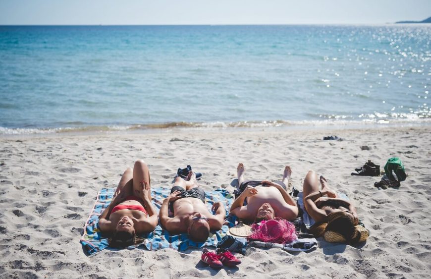 Jaki krem z filtrem do opalania wybrać? Jaki SPF do twarzy i ciała?