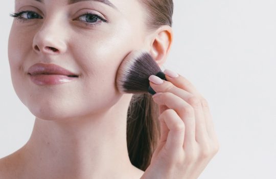Jak i gdzie nakładać bronzer, róż i rozświetlacz? Kompleksowy poradnik