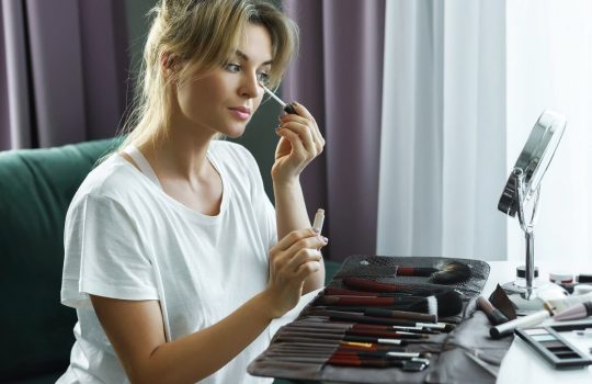 Dobrze kryjący korektor pod oczy – jak wybrać korektor i jego kolor?