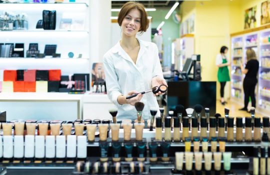 Jak dobrać kolor podkładu do twarzy w sklepie i przez internet? Sprawdzone metody