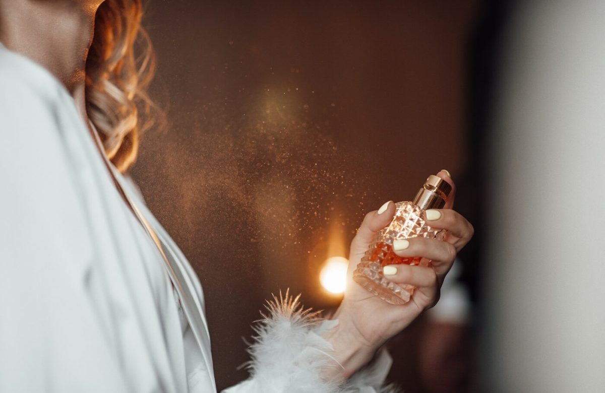 Chemia skóry a perfumy. Dlaczego na Tobie zapach znika szybciej?