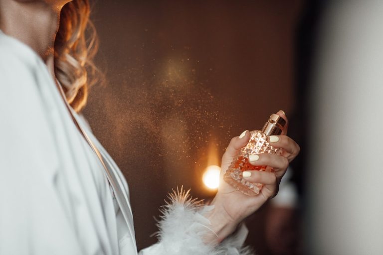 Chemia skóry a perfumy. Dlaczego na Tobie zapach znika szybciej?